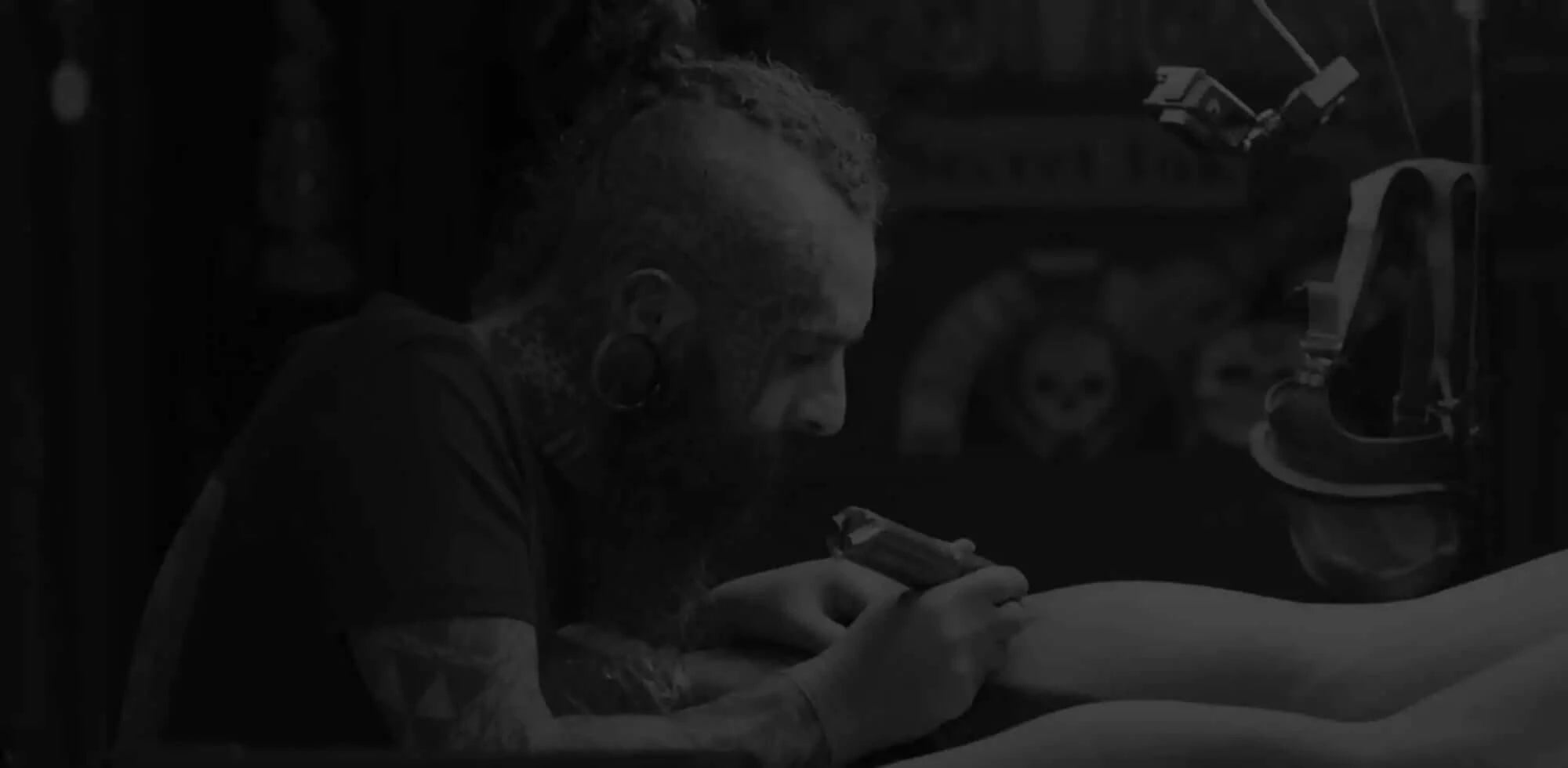 An EMALLA Pro Team tattooist is tattooing with EMALLA pen and cartridge needle