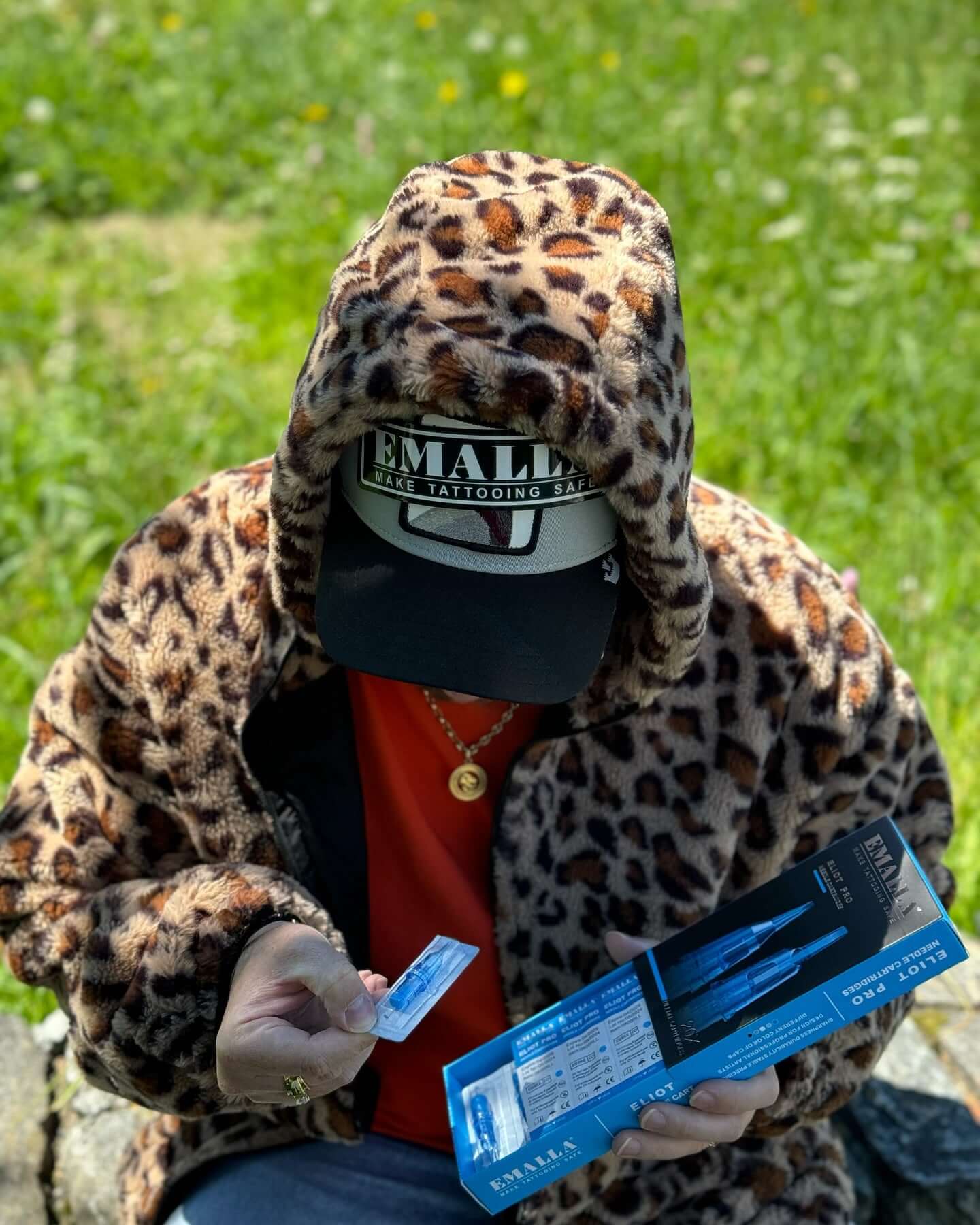 Master artist Gabriele Comiotto showcasing Emalla cartridges on a grassy field.