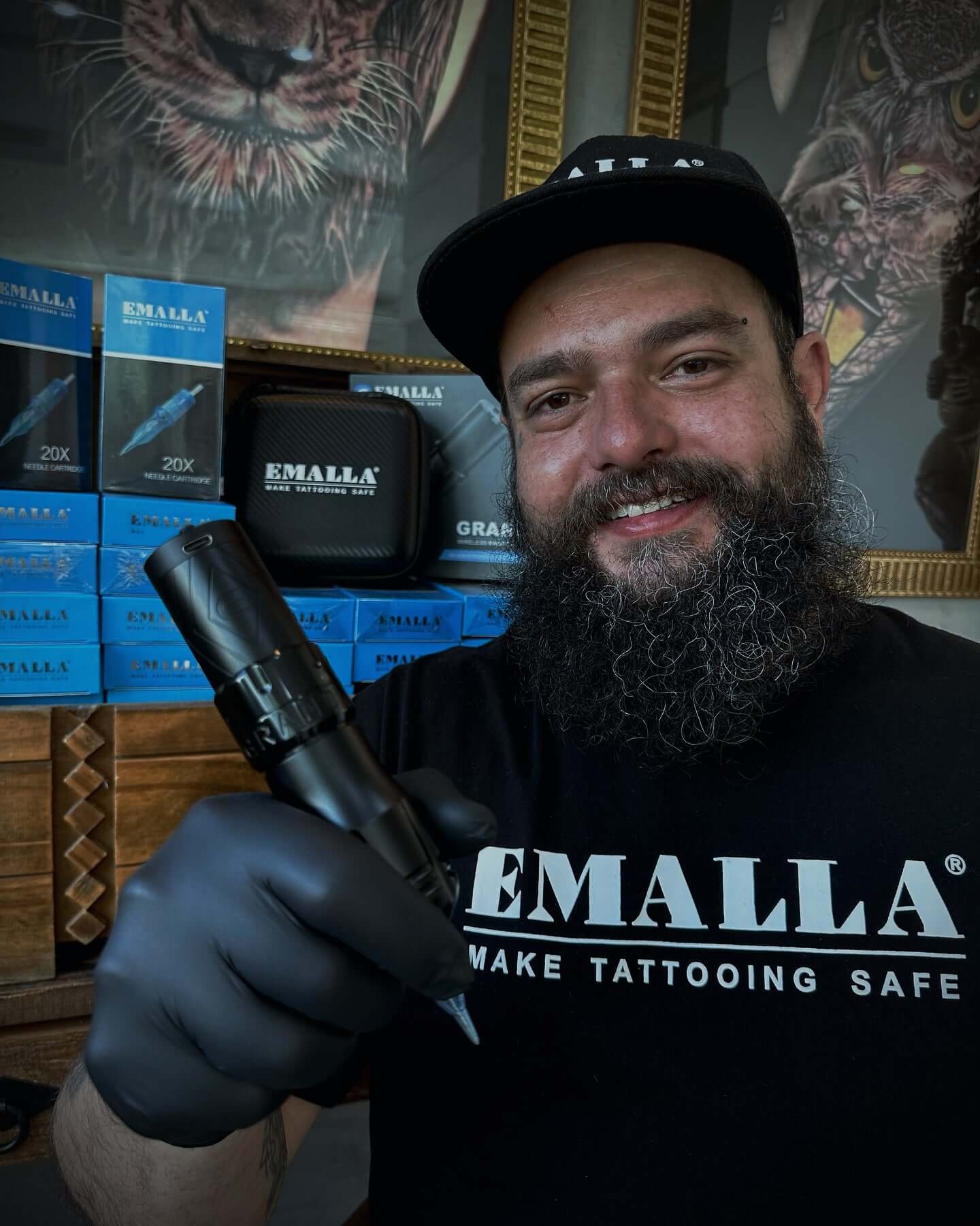 Emalla sponsored artist Paulo Bueno proudly showcases Emalla grand g3 machine.