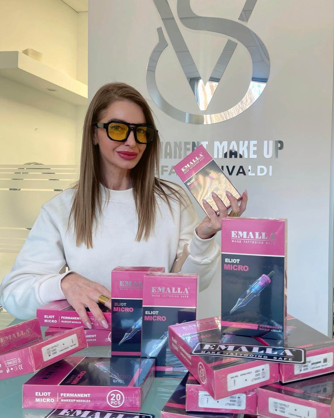 Permanent make up master Stefania Paola Vivaldi posing with MIUXIA pmu cartridge needles.