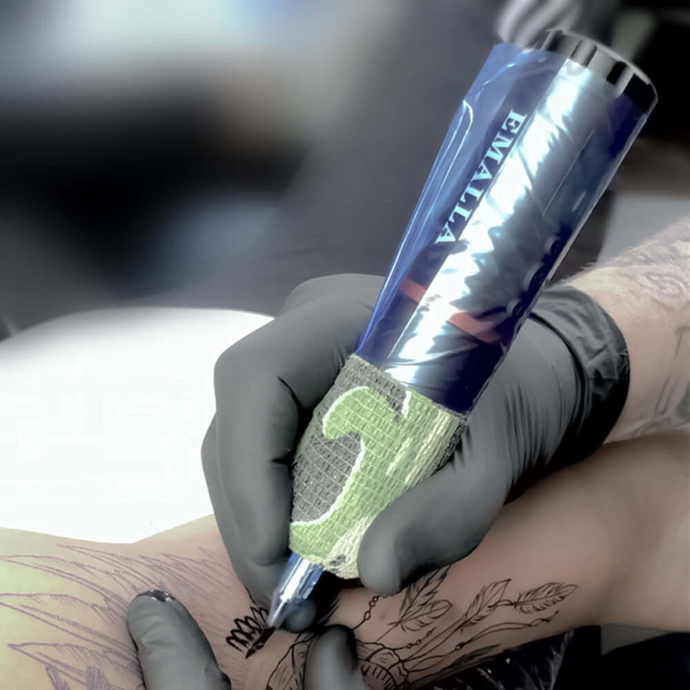  EMALLA Pro Team tattooist is tattooing with Emalla Eage wireless Pen Machine