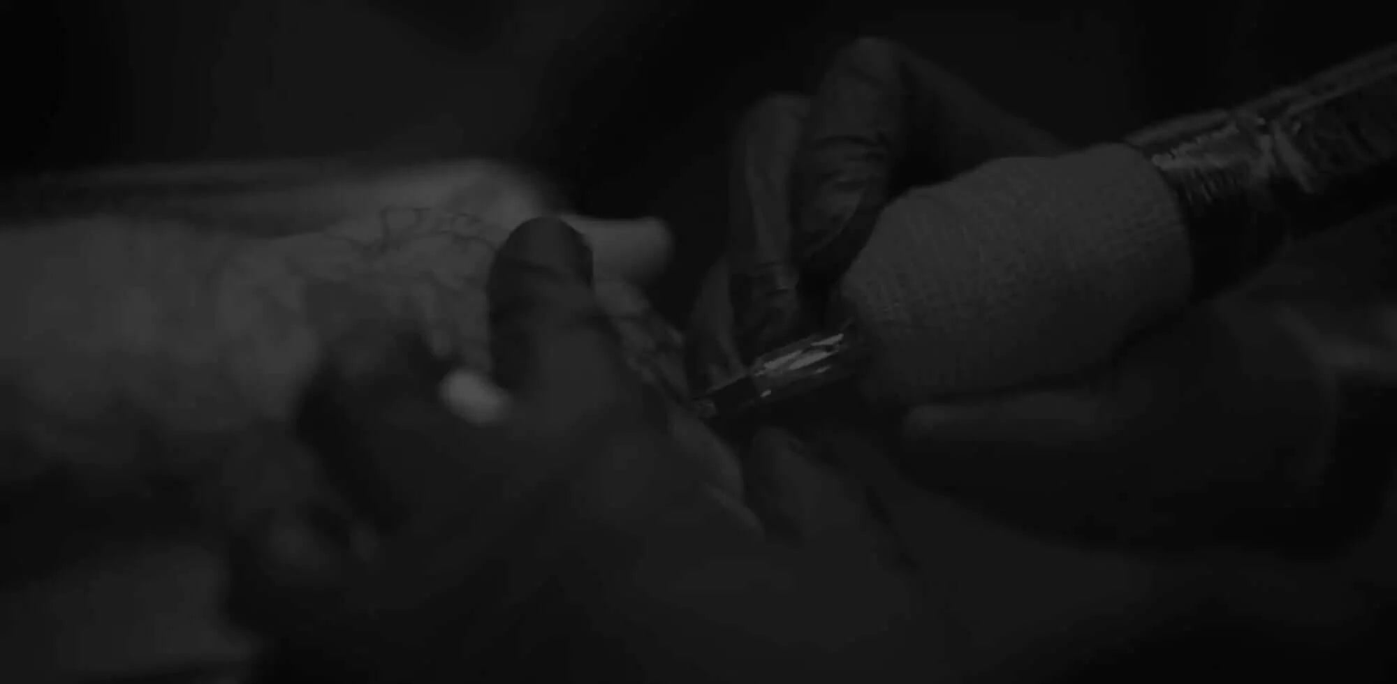 An EMALLA Pro Team tattooist is tattooing with EMALLA pen and cartridge needle