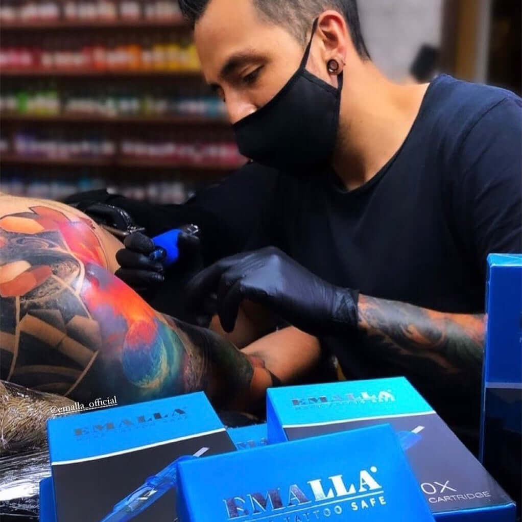Emalla proteam artist are tattooing with Emalla Eliot Cartridge Needles